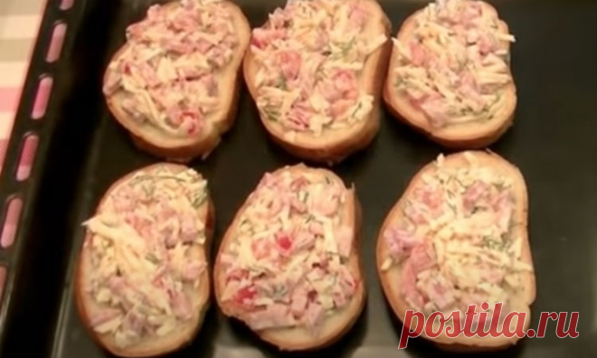 Пиццаброды за 10 минут: сочная начинка на хрустящем батоне