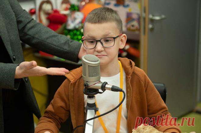 Волшебство эфира. Участник акции «Елка желаний» побывал на радиостанции. «Газпром-Медиа Холдинг» помог исполнить в рамках акции «Елка желаний» мечту мальчика из Вологды. Он посетил Детское радио в Москве, где смог познакомиться с любимыми ведущими и увидеть, как создаются программы для детей.