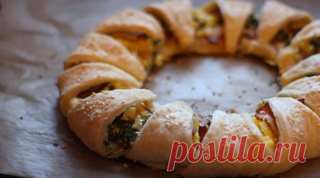 Пирог — венок с беконом: вкусное и сытное блюдо Представляем вам рецепт быстрого и вкусного пирога, который мы будем готовить в виде венка. Начинка у пирога просто потрясающая. В ней есть и куриное яйцо, и зелень, и сыр, а главное — бекон. Именно о…