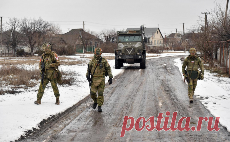 Контрактник получил срок за убийство росгвардейца в зоне боевых действий. Суд пришел к выводу, что контрактник Алексей Усенко застрелил сотрудника Росгвардии, приняв его за украинского диверсанта. Со слов свидетелей, военный был пьян — накануне он пил коньяк с сослуживцами. Он настаивал, что невиновен