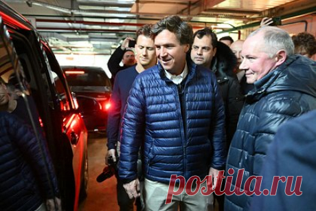Карлсон посетил выставку-форум «Россия». Американский журналист Такер Карлсон посетил международную выставку-форум «Россия». Журналист осмотрел на выставке стенды в павильоне №75, где представлены достижения и культурные особенности всех российских регионов, а также посетил экспозиции Минприроды, Минпромторга и павильон «Атом».