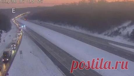 Шоссе в США покрылось шоколадом и карамелью после ДТП. В США автомобильную трассу завалило коробками с шоколадом и карамелью после ДТП с участием двух грузовиков, пишет портал UPI. Как сообщают местные СМИ, инцидент произошел на шоссе в штате Огайо. Два грузовика, один из которых перевозил ...