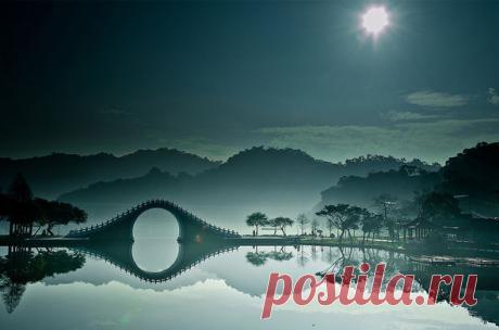 Этот совершенно уникальный мост находится в городском парке Даху в столице острова Тайвань, городе Тайбэй. Он был разработан таким образом, что его отражение в стоячей воде и сама арка образуют круг, который символизирует луну.