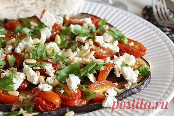 Wall | VK
Тёплый салат с баклажанами и кедровыми орешками
Баклажаны (тепличные не горчат, поэтому никаких предварительных процедур с присаливанием я не делаю), нарезанные слайсами припечь с обеих сторон до готовности, смазав маслом (я это делаю в мультиварке - режим "запекание", едва смазав дно раст. маслом с открытой крышкой), присолить уже после готовности.