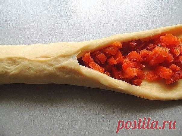 Пасхальный венок тройной начинкой.
- 150 мл;
Сыворотка - 100 мл;
Маргарин - 70 г;
Сахар - 4 ст.л.;
Дрожжи - 2 ч.л.;
Соль - 2 ч.л.;
Яйцо (2 в тесто, 1 для смазки) - 3 шт; 
Мука - 600 г;
Изюм - 100 г;
Курага - 100 г;
Арахис - 100 г;

Приготовление:

Нагреваем молоко с маргарином, добавляем сыворотку, яйца. Добавляем остальные компоненты. Замешиваем тесто и оставляем подходить в тёплом месте на 1 час. Курагу моем, подсушиваем и нарезаем небольшими кусочками. Изюм моем и салфе...