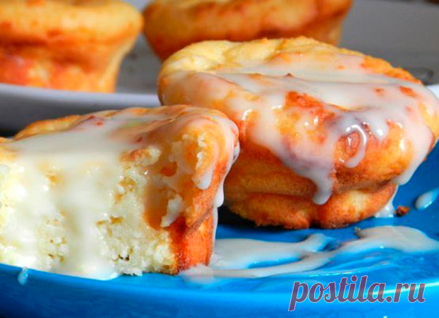 НЕОБЫЧНЫЕ СЫРНИКИ 

ИНГРЕДИЕНТЫ:

- 200 г творога;
- 3 ст. л. сахарного песка (или по вкусу);
- 5 ст. л. сметаны;
- 2 яйца;
- 3 ст. л. манной крупы;
- 2 ст. л. растопленного сливочного масла;
- 1 ч. л. разрыхлителя;
- ванилин или корицу по вкусу;
- сухофрукты по желанию

ПРИГОТОВЛЕНИЕ:

1. Разотрите творог с сахаром, яйцами и ванилином (или корицей) и разрыхлителем. Добавьте сливочное масло, сметану и манку. Тщательно перемешайте. 
2. По желанию можно добавить сухофрукты. ...