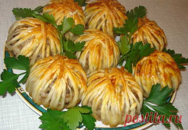 ХРУСТЯЩИЕ МЯСНЫЕ КЛУБОЧКИ

на 15-20 штук:
300 г фарша, 
300 г слоеного бездрожжевого теста, 
1 луковица, 
1 картофель., 
1 желток, 
соль, перец по вкусу.

Смешать фарш, тертый лук, тертый картофель, соль, перец, сформировать фрикадельки. Тесто разморозить, но не до конца, нарезать на тонкие полоски и обернуть ими фрикадельки. Противень застелить смазанной маслом фольгой, выложить клубочки и смазать их желтком. Выпекать 40 минут при 200 С.
