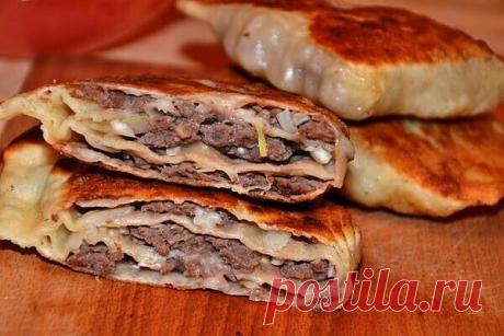 Вкуснейшие лепешки с мясным фаршем.

Если нет времени и желания возиться с пирожками.

Ингредиенты:
для теста:
-мука 400 г
-вода 240 мл
для начинки:
-фарш мясной 800 г
-соус соевый 4 ст.л.
-масло оливковое 2 ст.л.
-водка 2 ст.л.
-лук зеленый 1 пучок
-имбирь свежий 1 ст.л.
-чеснок 4-5 зубчиков
-перец черный молотый
-масло сливочное
-соль

Приготовление:
1 Замесить тесто на воде, прикрыть пленкой, заняться начинкой. Нашинковать мелко перья лука, чеснок с имбирем мелко натере...