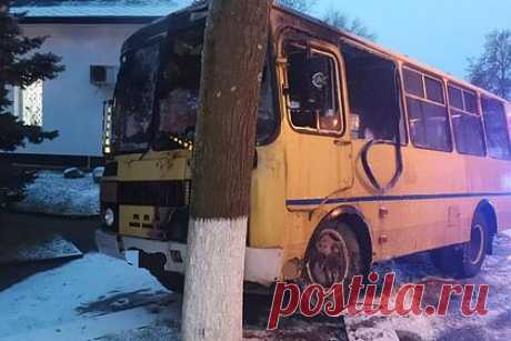 Школьный автобус с белорусскими детьми загорелся по пути в военкомат. В Белоруссии школьный автобус с детьми загорелся по пути в военкомат. Утром 11 января автобус ехал из Гнездовской средней школы в Волковыск. В нем находились трое школьников, которых везли на медкомиссию в местный военкомат, а также сопровождающих их взрослый. Возгорание произошло в моторном отсеке автобуса.