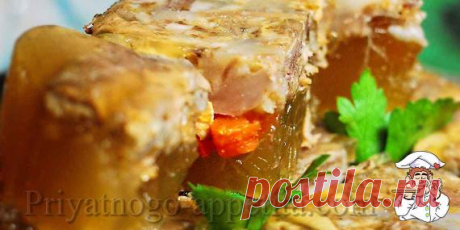 Холодец из свинины – очень вкусное блюдо, которое непременно присутствует на «зимних» столах, особенно на рождественских праздниках. Это «бородатое» блюдо можно сравнить по своей популярности разве что с оливье или селедкой под шубой, а если к холодцу подать хрен или чесночный соус, да еще со свежим хлебушком с хрустящей корочкой, то за один раз можно скушать не одну миску этого чудо-заливного.