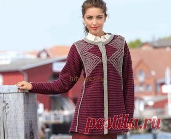 Стильный жакет женский - Хитсовет Стильный жакет женский. Модная модель стильного женского жакета с ромбовидным узором в технике жаккарда со схемой и подробным описанием вязания. Вам потребуется: 150 (150, 200, 200) грамм бордовой, розовой и иссиня-малиновой, 100 грамм цвета мха пряжи, состоящей из (100% шерсти, длиной нити 220 метров в 50 граммах. Спицы № 4; круговые спицы № 2,5; 3 и 4 длиной по 80 см; 5 серебристых металлических кнопок диаметром 22 мм.