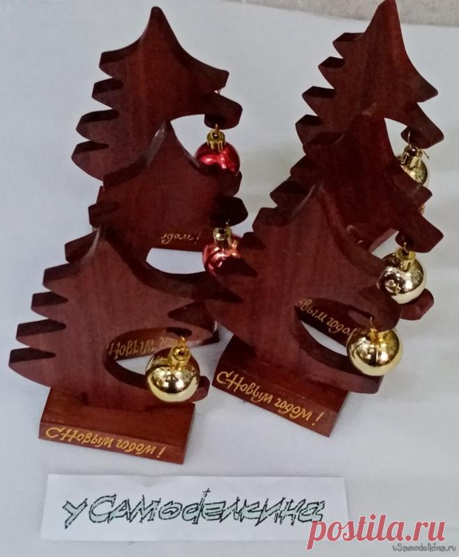 Сувенирные елочки из красного дерева Сувенирные елочки из красного дерева. В преддверии нового года решено было изготовить сувениры для друзей пилотов. Поиск в по интернете завершился изображением вполне симпатичной ёлочки. Как вариант с подвеской игрушки или новогоднего шарика. Для работы приготовил инструменты. Карандаш. Линейку.