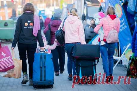 Польша ужесточит условия пребывания в стране украинских беженцев. Власти Польши планируют ужесточить закон о пребывании украинских беженцев в стране. Новые условия предполагают покрытие беженцами части расходов на собственное содержание. По данным газеты, некоторым гражданам Украины раздадут специальные идентификационные номер PESEL, что ограничит их доступ к социальным пособиям.