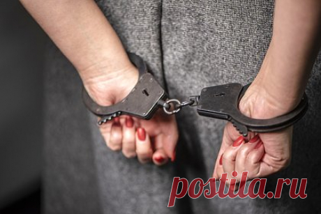 Россиянку осудили на 17 лет за стрельбу в детсаду и убийство отца. Красноярский краевой суд приговорил местную жительницу Полину Дворкину к 17 годам колонии за убийство отца и нападение на группу в детском саду. По данным следствия, фигурантка с 2014 года увлекалась феминизмом и имела расстройство психики, на фоне чего у нее появилась ненависть к мужчинам.