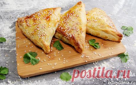 ИЕРУСАЛИМСКИЕ БУРЕКАСЫ (ПИРОЖКИ) С БРЫНЗОЙ, БАКЛАЖАНОМ И ЗЕЛЕНЬЮ | Кулинарные рецепты от «Едим дома!»=мука 	4 стакана
кефир 	200 г
сливочное масло 	200 г
уксус 	1 ст. л.
оливковое масло Extra Virgin 	1 ст. л.
кунжут 	1 ст. л.
яичные желтки 	1 г
НАЧИНКА
баклажаны 	2 шт.
фета 	200 г
кинза свежая 	½ пучка
соль 	по вкусу