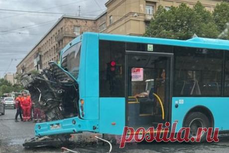 В Петербурге после проезда по яме у автобуса вывалился двигатель. В Санкт-Петербурге у автобуса вывалился двигатель после того, как он проехал по яме на дороге, где шли ремонтные работы. Об этом сообщает издание «Подъем». Инцидент произошел на перекрестке проспекта Стачек и улицы Трефолева. В «Пассажиравтотрансе» отметили, что автобус лазурного цвета наехал на проблемный участок.