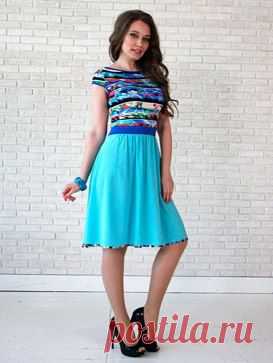 Женское платье из комбинированной ткани вискоза и шелка. 
Платье отрезное по линии талии с втачным поясом.
Длина 97-101 см. 
Ткань : Верх-100%-Вискоза, Низ-60%ПЭ,40%-Вискоза
Размеры 44-54