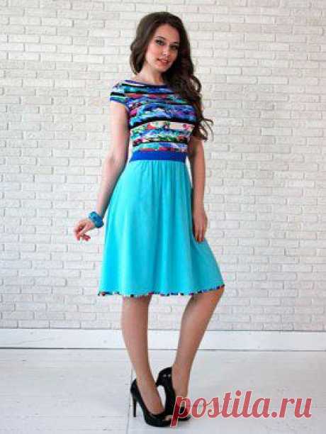 Женское платье из комбинированной ткани вискоза и шелка. 
Платье отрезное по линии талии с втачным поясом.
Длина 97-101 см. 
Ткань : Верх-100%-Вискоза, Низ-60%ПЭ,40%-Вискоза
Размеры 44-54