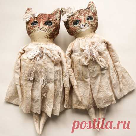 Две сестрички. Кошечка справа продается. См. фото ниже.