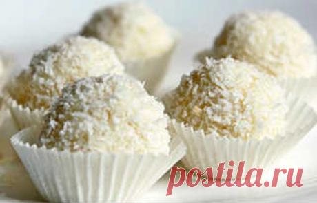 Пп-рафаэлло Данная низкокалорийная сладость имеет калории: белки-103,9, жиры-65, углеводы-28,2. Всего 1319, 2 ккал. Это означает, что простых углеводов в рецепте почти нет, а содержатся в основном полезные ненасыщенные жиры и белки. Домашний низкокалорийный рецепт значительно лучше для фигуры, чем покупные сладости из магазина