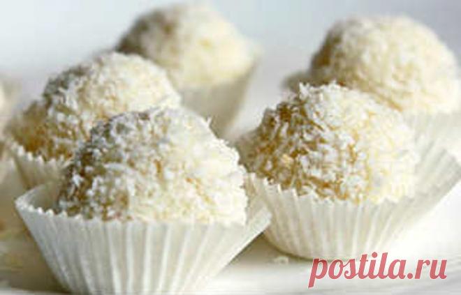 Пп-рафаэлло Данная низкокалорийная сладость имеет калории: белки-103,9, жиры-65, углеводы-28,2. Всего 1319, 2 ккал. Это означает, что простых углеводов в рецепте почти нет, а содержатся в основном полезные ненасыщенные жиры и белки. Домашний низкокалорийный рецепт значительно лучше для фигуры, чем покупные сладости из магазина