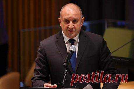 Президент Болгарии воспротивился безвозмездной поставке Украине старой техники. Президент Болгарии Румен Радев наложил вето на закон о ратификации соглашения между болгарским МВД и Минобороны Украины о безвозмездной поставке Киеву списанной бронетехники. В причинах вето отмечено, что депутаты недостаточно знакомы с параметрами пожертвования и не могут оценить, является ли эта техника ненужной.