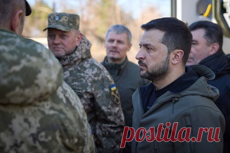 Раскол Зеленского с Залужным объяснили. Самоуверенность президента Украины Владимира Зеленского усилила раскол с главкомом Вооруженных сил Украины (ВСУ) Валерием Залужным. Об этом пишет американский журналист Саймон Шустер. Отмечается, что Залужного рассматривали как возможного политического оппонента Зеленскому.