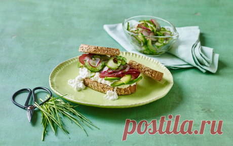 Sandwich med hytteost og saltede grøntsager - Opskrifter - Arla