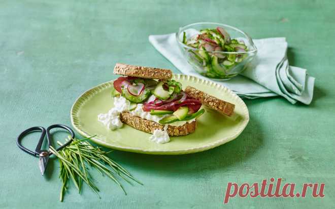 Sandwich med hytteost og saltede grøntsager - Opskrifter - Arla