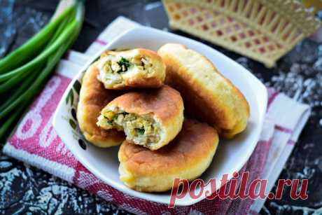 ​Жареные пирожки с луком и яйцом