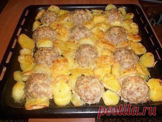 МЯСНЫЕ ЁЖИКИ С КАРТОШКОЙ ПОД СЫРОМ 
Ингредиенты: 
- картофель 
- любой мясной фарш 
- лук 
- яйцо 
- рис 
- перец 
- соль 
Приготовление: 
1.В мясной фарш добавляем лук, чеснок, яйцо, соль, перец, отварной рис и все перемешиваем. 
2.Формируем в виде шариков, выкладываем на противень, свободные места заполняем картошкой. 
3.Солим картофель по вкусу, сверху посыпаем тёртым сыром и ставим в духовку (190 °) на 30-40 минут. 
Приятного аппетита!!
Слоеная картошка 
На все случаи жизни. Ни один му