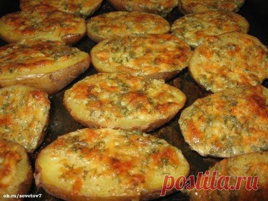 Чесночная картошка
Ингредиенты и приготовление:
Берем 5 картошин. Тщательно моем.
Складываем ее в кастрюлю. Затем наливаем воды, чтобы картошка была чуть прикрыта. Варим до готовности. Сливаем воду.
Делаем чесночное масло:
-100 г мягкого сливочного масла
-5 ст.л. тертого Пармезана
-1 ст.л. сметаны
-3 очищенных и раздавленных дольки чеснока
-3 ст.л. мелко порезанной петрушки
Все перемешиваем приправляем молотым перцем и если нужно, то солью.
Картошку разрезать вдоль, положить на смазанную мас