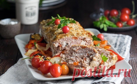 Мясной «хлеб» | Журнал "JK" Джей Кей Ингредиенты: Фарш говяжий — 500 г Филе куриное — 500 г Яйцо — 2 шт. Булочка или батон белый — 60 г Молоко — 50 г Перец болгарский красный — 1 шт. Кунжут белый — 1 ст. л. Зелень — пучок Лук зелёный — по вкусу Соль, перец, специи — по вкусу...