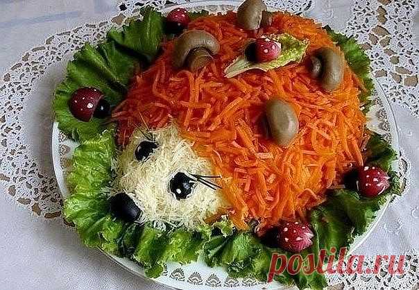 9 ВКУСНЫХ САЛАТОВ В КОПИЛКУ

Салат «Черепаха».

Ингредиенты:

● яйца – 4 шт.
● мясо куриное (копченое) – 150 г
● лук-порей – 1 шт.
● яблоки – 2 шт.
● сыр – 100 г
● грецкий орех – 150 г
● салат

Приготовление:
Блюдо выложить листьями салата и на них слоями выложить ингредиенты.
1 слой – белки яиц, натертые на терке.
2 слой – мелко порезанное копченое мясо.
3 слой – майонез.
4 слой – лук-порей нарезанный кольцами.
5 слой – натертые на терке яблоки (лучше кислые).
6 слой – ма...