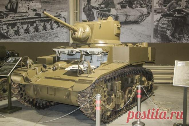 Танк М3А «Стюарт» снаружи и внутри Танк интересный, если смотреть изнутри. Но ощущения назвать приятными нельзя. Много вопросов типа «И кто так придумал?» Если сравнивать с англичанином «Валентайном» и нашими Т-26, которые тоже с англи…