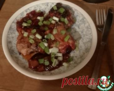 Курица в соусе из слив. Сливы часто используются при выпечке пирогов и в пудингов, но также они - прекрасный компаньон к свинине, утке или курице. Соус из слив отличается своим неповторимым кисло-сладким вкусом и сочной консистенцией. Из терпкость прекрасно контрастирует с жирностью
 мяса и дичи.