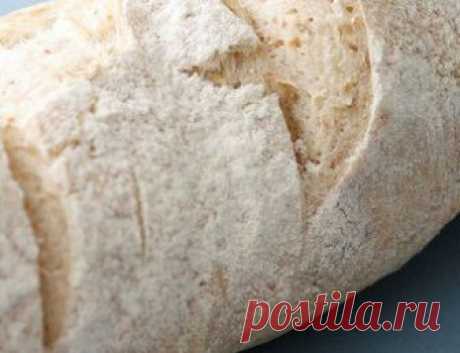 Венский хлеб (Pain viennois). Рецепт Налейте 250 г молока в кастрюлю, подогрейте до температуры тела. Вотрите дрожжи в 500 г муки до образования мелкой крошки. Затем также вотрите 60 г масла, добавьте соль, 40 г сахара, а затем – 2 яйца и молоко. Вымесите тесто и оставьте, накрыв, на 1 час.