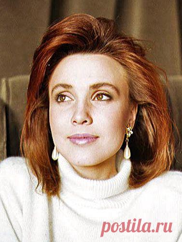 Печаль рисует на стене, 
На снеге, в небе, на окне. 
Я образ твой рисую на стене 
И взгляд, что снова чудится в окне. 
Я нарисую только для тебя 
Равнины, горы, реки и моря. 
Пускай печаль обходит стороной 
Тот мир, в котором мы с тобой.