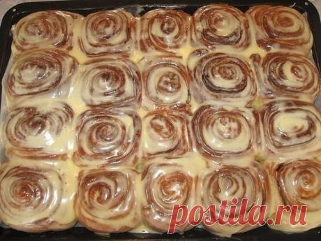 Булочки с корицей «Классический Синнабон» Необходимые ингредиенты: Тесто:200 гр. молока 11 гр. сухих дрожжей (или 50 гр.свежих) 2 яйца 1/3 пачки маргарина размягченного 100 гр. сахара 600-700 гр.