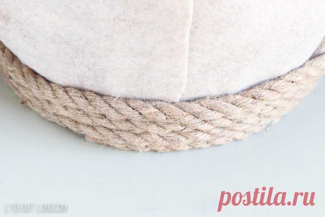 Из простой корзины для мусора и веревки можно сделать практичную вещь