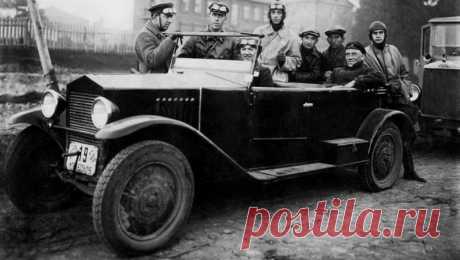 Автомобиль из мотоцикла | Чёрт побери Как в СССР придумали первый легковой автомобиль   Ровно 90 лет назад на свет появился первый образец советского легкового автомобиля НАМИ-1. Несмотря на то что серийное производство малолитражки длилось всего три года, этот автомобиль считается культовым. Как студенту московского университета при написании дипломной работы удалось создать прообраз знаменитой легковушки, почему НАМИ-1 называли «мотоциклом на четырех колесах» и какую рол...