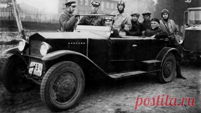 Автомобиль из мотоцикла | Чёрт побери Как в СССР придумали первый легковой автомобиль   Ровно 90 лет назад на свет появился первый образец советского легкового автомобиля НАМИ-1. Несмотря на то что серийное производство малолитражки длилось всего три года, этот автомобиль считается культовым. Как студенту московского университета при написании дипломной работы удалось создать прообраз знаменитой легковушки, почему НАМИ-1 называли «мотоциклом на четырех колесах» и какую рол...