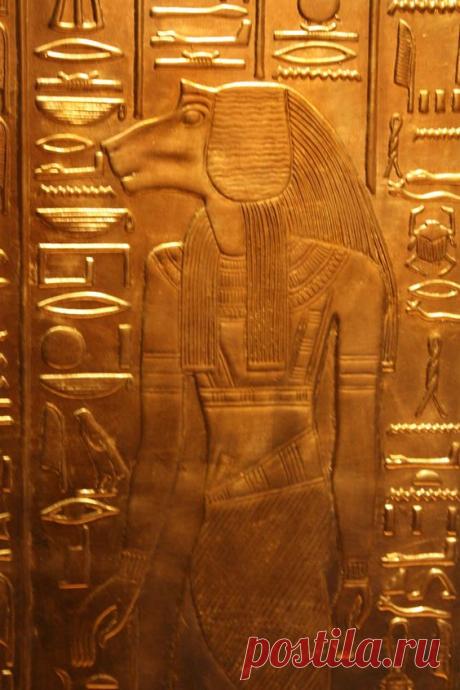 Expo Toutankhamon (24) - Photo de Toutankhamon - Expo Paris - Un bridge à la main