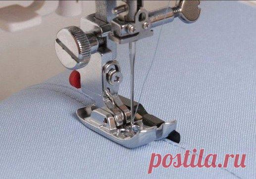 Секреты идеальной отделочной строчки
Отделочная строчка - это декоративный элемент, от внешнего вида которого во многом зависит общее восприятие предмета одежды. При этом отделочная строчка не только подчёркивает конструктивные линии изделия, но и закрепляет швы
Отделочную строчку часто выполняют обычными нитками. При этом иглу можно взять на один номер больше, чем вовремя стачивающих работ. А можно использовать и универсальную иглу. При выполнении отделочной строчки нитками для обмётывания пе