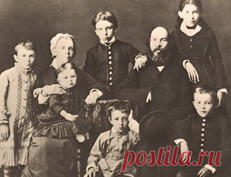Как сложилась судьба братьев и сестёр Ульяновых Ленин мог родиться только в идеальной семье. Об Ульяновых в советские годы было написано множество книг и статей, рисующих именно такой образ: счастливое детство, дружная семья, интересная жизнь. Дейс…
