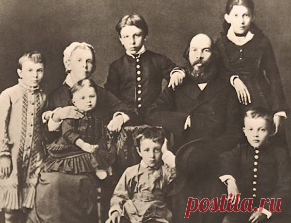Как сложилась судьба братьев и сестёр Ульяновых Ленин мог родиться только в идеальной семье. Об Ульяновых в советские годы было написано множество книг и статей, рисующих именно такой образ: счастливое детство, дружная семья, интересная жизнь. Дейс…