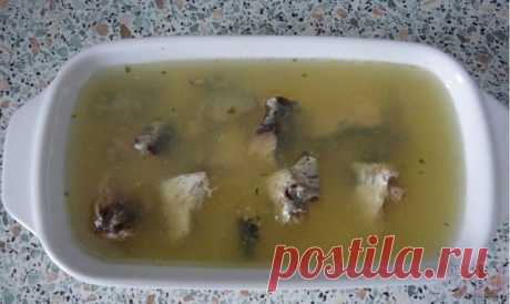 Хотите вкусное блюдо с рыбкой и чтобы готовилось за 10 минут? Тогда возьмём консервы и приготовим вкуснейшую заливную рыбешку!
 
Готовится это элементарно: желатин заливаем водой, оставляем набухать (если у вас быстрорастворимый - этап «набухания» пропускаем). С консервы сливаем сок в отдельную емкость, добавляем туда разогретый желатин (который уже у нас немного набух).
 
Теперь быстренько достаем нашу рыбешку из консервной банки, выкладываем ее на тарелку, заливаем смесь...