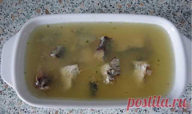 Хотите вкусное блюдо с рыбкой и чтобы готовилось за 10 минут? Тогда возьмём консервы и приготовим вкуснейшую заливную рыбешку!
 
Готовится это элементарно: желатин заливаем водой, оставляем набухать (если у вас быстрорастворимый - этап «набухания» пропускаем). С консервы сливаем сок в отдельную емкость, добавляем туда разогретый желатин (который уже у нас немного набух).
 
Теперь быстренько достаем нашу рыбешку из консервной банки, выкладываем ее на тарелку, заливаем смесь...