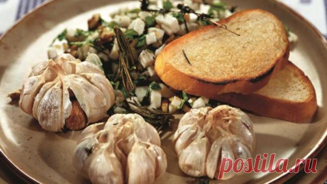 Польза печеного чеснока  Съешьте в день 2 дольки печеного чеснока и посмотрите, что будет происходить с вашим телом в течении 24 часов! 
Чеснок — это один из самых полезных продуктов на планете! И все мы знаем, что многие люди во всем мире используют сырой чеснок как традиционное средство, чтобы контролировать высокое и низкое кровяно…