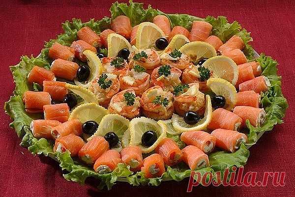 Варианты закусок на шпажках.